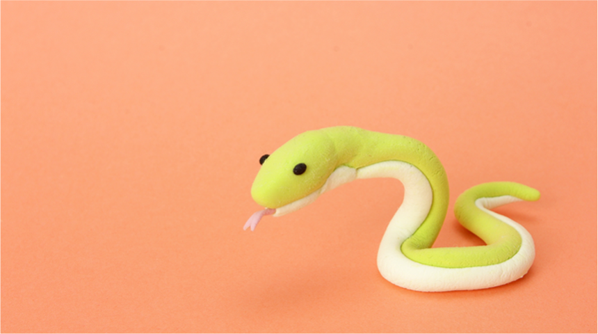ヘビのおもちゃを設置する ヤマテック株式会社